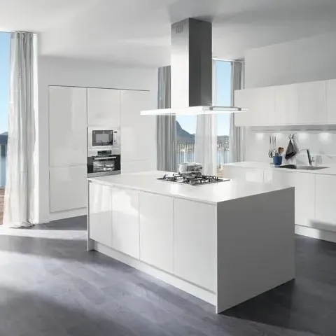 خزانة مطبخ بتصميمات حديثة مع حوض من الفولاذ المقاوم للصدأ مطلية بورنيش أو غيره