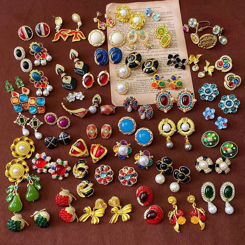 100 piezas de pendientes medievales Vintage, pendientes simples y versátiles de estilo palaciego, pendientes ligeros de lujo a la moda, venta al por mayor