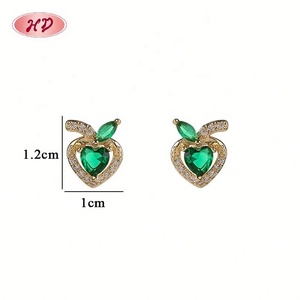 Pendientes de botón con circonita verde en forma de corazón, chapados en oro de 18 quilates, de latón, modernos, para aniversario - Product Image 5