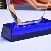 Trophée de récompense en verre de cristal bleu K9 personnalisé en gros bouclier vierge poli avec base noire pour cadeaux souvenirs