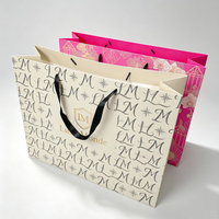 Sacs de shopping en papier d'art imprimés sur mesure de luxe OEM avec poignée en ruban, logo en feuille d'or, sacs fourre-tout pour vêtements, cosmétiques, boutiques
