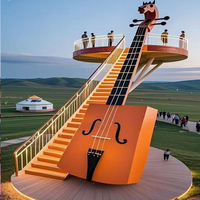 Escalier en spirale moderne et créatif en métal sculpté, grande sculpture en acier inoxydable en forme de violon, échelle nuageuse pour installations de loisirs