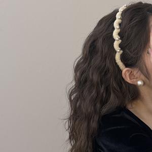Diadema de hilo estilo coreano con perlas y ondas - Aro para el pelo con dientes antideslizantes para la parte superior de la cabeza, accesorio voluminizador de textura esponjosa - Product Image 2