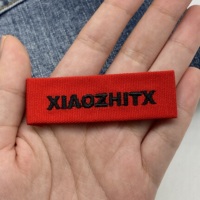 Broderie à haute densité personnalisée coudre sur l'extrémité pli tissé logo étiquettes de cou pour les vêtements T-shirt