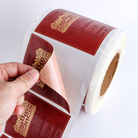 Étiquette de boisson en vinyle rouge imperméable autocollante avec logo en feuille d'or personnalisé par le fabricant