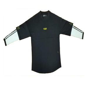 Camiseta Urbana para Hombre con Estampado Gráfico en la Espalda, Diseño de Collage Urbano, Paneles de Manga Blanca, Corte Largo, Gran Venta - Product Image 1