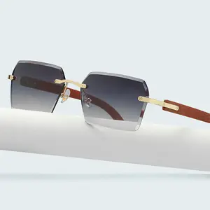Toptan kare küçük güneş gözlüğü-2022 erkekler yeni ahşap tahıl renk Buffalo boynuz şekli moda küçük kare güneş gölge gözlük moda çerçevesiz güneş gözlüğü