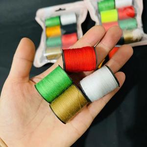 Lot de 8 petits bobines de fil à coudre coloré, fil à coudre coloré pour machine à coudre, usage domestique, 1-2 yuans, provenance vendeur ambulant. - Product Image 1