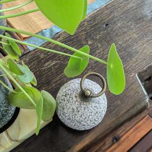 Tope de Puerta de Bola de Piedra Gris Natural Tallada, Diseño Art Deco con Mango de Metal, Patrón de Naturaleza Muerta, Decoración Navideña Móvil para el Hogar - Product Image 5