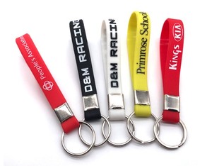 Porte-clés en silicone personnalisé, gaufré et coloré, avec votre logo – Vente en gros à prix réduit - Product Image 4
