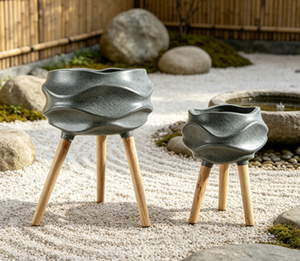 Ensemble de 2 pots de plantes texturés ondulés sur trépied, finition pierre mouchetée, jardinière à fleurs avec pieds en bois, pour plantes décoratives d'intérieur et d'extérieur - Product Image 1