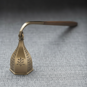 Éteignoir décoratif en métal en acier inoxydable avec finition polie pour accessoires de maison élégants mariages et méditation - Product Image 1