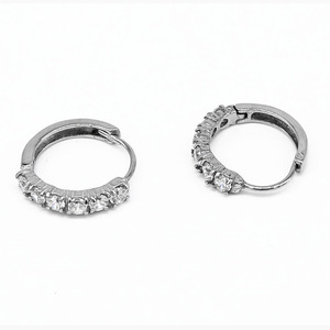 Boucles d'oreilles créoles yunnique avec diamants sertis en canal, en acier titane, cadeau, bijoux pour femme - Product Image 5
