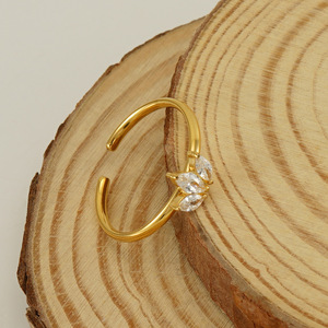 Dream Fashion's Hot Selling Bague en acier inoxydable en or 18K Nouveau design de feuille d'érable en zircon Placage de rhodium de luxe Polyvalent Élégant - Product Image 2