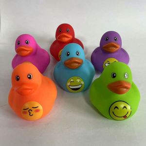 Patitos de Goma de PVC de 2 Pulgadas al por Mayor, Patitos Amarillos con Expresiones, Juguetes de Baño para Entretenimiento en Piscinas Infantiles - Product Image 4