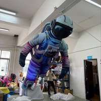 Astronaute gonflable suspendu factice pour exposition sur le thème de la science-fiction ou de l'aérospatiale, autres événements