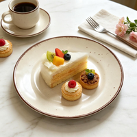 Assiette de présentation en porcelaine crème mouchetée avec bord brun, motif personnalisé en relief, finition sur glaçure, compatible lave-vaisselle pour la maison, les hôtels et les événements
