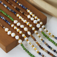 Collier en pierres naturelles aux tons terreux avec détail perle d'eau douce, chaîne d'extension ajustable plaquée or pour femme