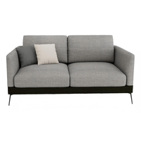 Ensemble de canapés d'angle modernes et élégants pour salon d'appartement, forme rectangulaire avec revêtement gris élégant et pieds en métal