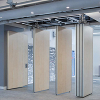 Séparateur d'espace de salle de classe moderne avec porte fonctionnelle pour l'école, l'hôpital, la salle de réunion, l'atelier et la salle de sport en plein air.