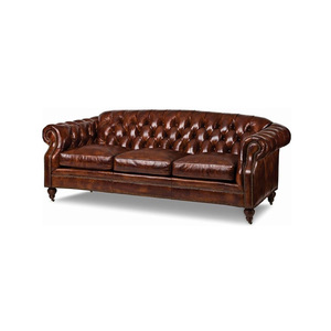 Canapé Chesterfield vintage 3 places en cuir, capitonné avec clous décoratifs, pour hôtel de luxe, hall d'hôtel, club de luxe - Product Image 2