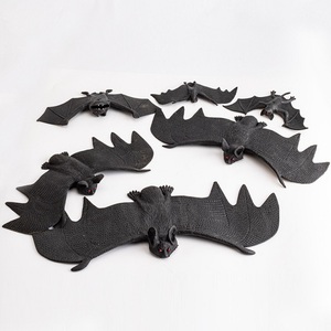 Decorazioni di Halloween Pafu, Pipistrelli Vampiro in Gomma da Appendere, Ornamenti Realistici e Spaventosi, Neri, 23x11x0.8cm - Product Image 1