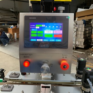 Machine de bouchage automatique servo-motorisée pour bouteilles rondes en verre, plastique et métal, pour aliments et boissons, entièrement personnalisable - Product Image 2