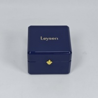 Boîte à bijoux en bois bleu foncé brillant avec fermoir en métal doré, doublure en velours bordeaux, logo personnalisé pour bague, pendentif, emballage cadeau de luxe