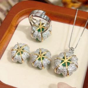 Parure de bijoux de luxe en émeraude taille coussin, plaqué or 18 carats bicolore, avec halo de zircon cubique, comprenant collier pendentif, boucles d'oreilles et bague pour femme - Product Image 5