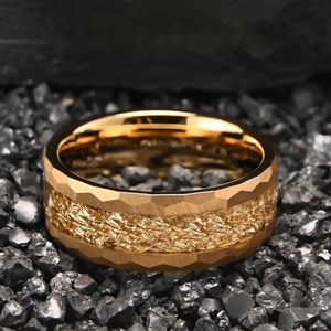 メンズ8mm 14Kイエローゴールドタングステンリング 高級金箔象嵌メンズリング ハンマードタングステンファッショナブルリング ギフトやパーティーに - Product Image 4