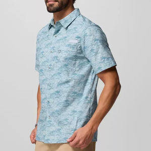 เสื้อโปโลโพลีเอสเตอร์ 100% แบบปรับแต่งได้ พร้อมปกทรงปลา สำหรับเทศกาลคริสต์มาส ป้องกันแสงแดดระดับ 50 SPF แบบมีรูระบายอากาศ ติดกระดุม สำหรับตกปลา จำหน่ายจำนวนมาก - Product Image 3