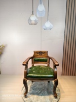 Chaise de salle à manger européenne moderne avec logo personnalisé, structure en bois massif, revêtement en cuir, empilable, pour restaurant, bar, salon de cigares