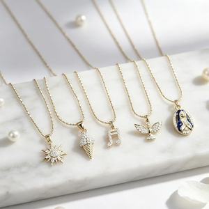 Collier pendentif tendance plaqué or 18 carats avec zircone cubique pour femme, breloques crème glacée, note de musique, colombe, vente en gros - Product Image 4