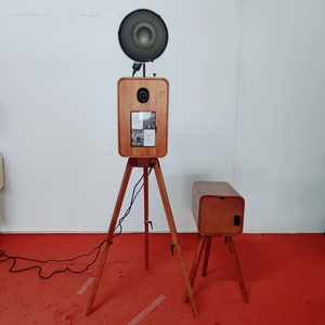 Cabina de Fotos con Pantalla Táctil de 18.5 Pulgadas, Estilo Vintage de Madera, Kiosco para iPad, Esencial para Bodas y Fiestas - Product Image 6