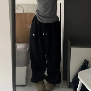 Taglie forti e traspiranti Oversize <span class=keywords><strong>larghi</strong></span> e pesanti <span class=keywords><strong>pantaloni</strong></span> sportivi caldi con tasche elastiche in vita <span class=keywords><strong>pantaloni</strong></span> <span class=keywords><strong>larghi</strong></span> da donna <span class=keywords><strong>pantaloni</strong></span> della <span class=keywords><strong>tuta</strong></span> <span class=keywords><strong>grigi</strong></span> - Product Image 4