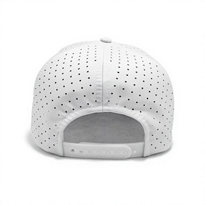 Gorra de 5 Paneles Blanca Personalizada al por Mayor, Estructurada, de Perfil Medio, con Visera Precurvada, Perforada con Corte Láser, con Cuerda Roja y Logotipo Bordado - Product Image 4
