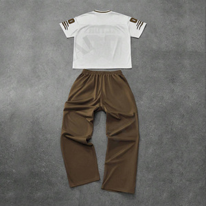 Completo Estivo da <span class=keywords><strong>Uomo</strong></span> Due Pezzi Streetwear Personalizzato <span class=keywords><strong>Stile</strong></span> Y2K Hip Hop Firmato in 100% Cotone di Alta Qualità con T-shirt e Pantaloni Casual - Product Image 4