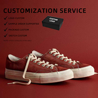 Chaussures de skateboard vulcanisées unisexes personnalisées avec logo, en daim rouge, semelle intermédiaire épaisse en bois, légères, antidérapantes, style rétro, à lacets