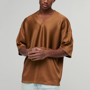 Camiseta plisada de media manga con cuello en V liso de hip-hop holgada de talla grande de poliéster de verano con logotipo personalizado para hombre - Product Image 1