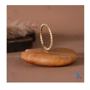 Anillo de Eternidad de Platino con Incrustaciones de Diamantes Redondos Brillantes, Elegante Anillo Apilable para Mujer, Regalo de Boda - Product Image 1