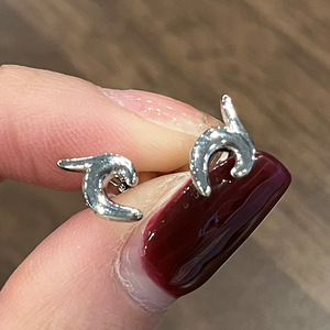 Orecchini a perno mini delfino per donna, accessori lisci e carini a forma di animale marino per l'uso quotidiano - Product Image 2