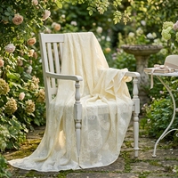 Tissu tricoté respirant à rayures verticales jaune clair brillant, broderie délicate de lotus en point de chaînette, motif floral raffiné