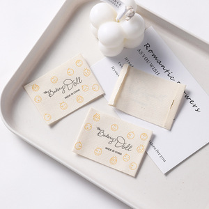 Etiquetas Rectangulares de PET Tejido al por Mayor para Ropa de Muñecas, Estilo Coreano, con Patrón de Sonrisa Dorada Impresa, Logotipo Personalizado, Color/Talla - Product Image 3