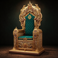 Fauteuil royal à dossier haut avec cadre sculpté en or et rembourrage capitonné vert pour intérieurs de luxe