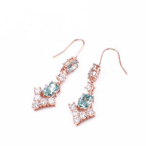 Boucles d'oreilles étoiles en moissanite de luxe classiques et élégantes en argent sterling plaqué or 18 carats Tianyu Gems - Product Image 5