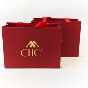 Sacs en papier rouge écologiques personnalisés en gros avec poignées, sacs cadeaux en kraft personnalisés, papier couché avec logo imprimé - Product Image 5