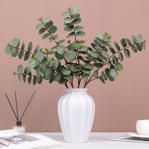 Ramo Singolo di Eucalipto Artificiale con Foglie Decorative che Simulano Piante Verdi e Piccole Foglie a Moneta - Product Image 3
