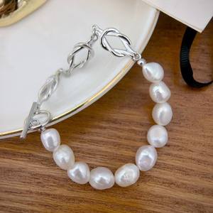 Bracelet baroque haut de gamme avec un design simple et irrégulier, luxueux et polyvalent, bijoux en perles de niche - Product Image 1