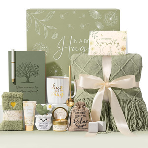 Coffret cadeau comprenant une tasse en céramique, une bougie parfumée, une bombe de bain, un pompon et une couverture, idéal pour la Saint-Valentin et la fête des mères - Product Image 2