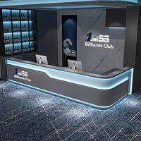 Salle de billard de style industriel et comptoir de caisse de salle de sport et réception de bar et table d'angle de salon pour café Internet Esports